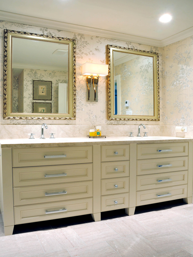 Immagine di una stanza da bagno padronale tradizionale di medie dimensioni con ante con riquadro incassato, ante beige e vasca freestanding