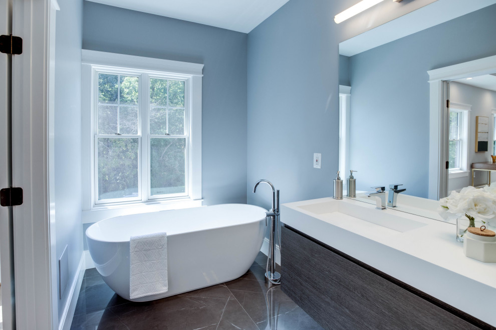 Стильный дизайн: большая главная ванная комната в стиле модернизм с плоскими фасадами, темными деревянными фасадами, отдельно стоящей ванной, душем в нише, синими стенами, мраморным полом, врезной раковиной, столешницей из искусственного кварца, белым полом, душем с распашными дверями, белой столешницей, тумбой под одну раковину и встроенной тумбой - последний тренд