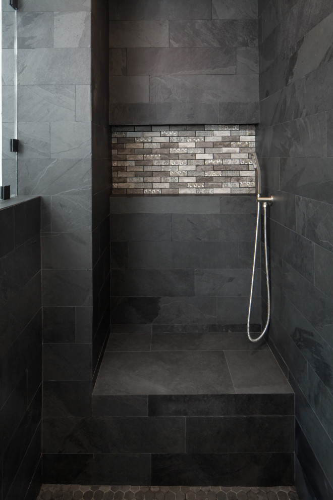 Пример оригинального дизайна: главная ванная комната среднего размера в стиле неоклассика (современная классика) с плоскими фасадами, темными деревянными фасадами, угловым душем, унитазом-моноблоком, черной плиткой, плиткой из сланца, серыми стенами, полом из сланца, монолитной раковиной, столешницей из искусственного камня, черным полом, душем с распашными дверями, белой столешницей, сиденьем для душа, тумбой под две раковины и подвесной тумбой