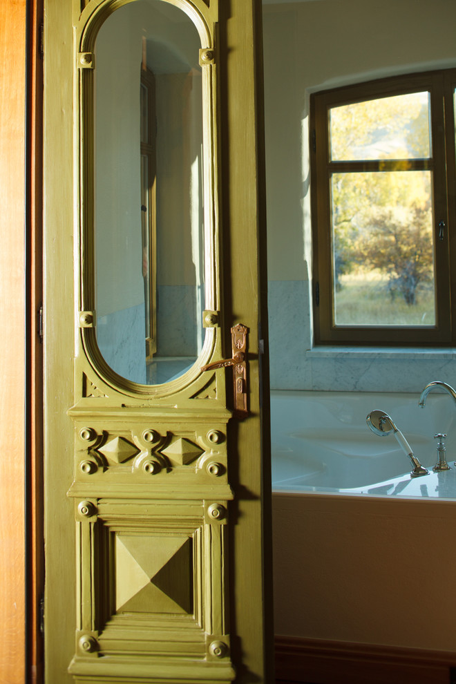 Inspiration för stora klassiska en-suite badrum, med beige väggar, vit kakel, stenhäll och en jacuzzi