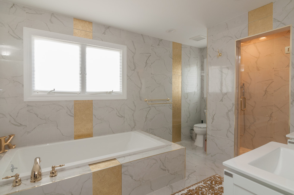 Пример оригинального дизайна: большая главная ванная комната в стиле модернизм с стеклянными фасадами, белыми фасадами, гидромассажной ванной, душем в нише, раздельным унитазом, белой плиткой, керамической плиткой, белыми стенами, полом из керамической плитки, настольной раковиной, столешницей из искусственного камня, белым полом и душем с распашными дверями