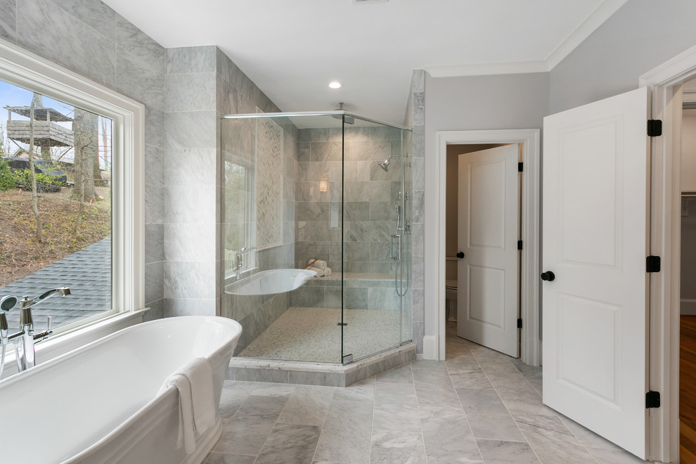 Exemple d'une salle de bain principale tendance de taille moyenne avec un placard à porte shaker, des portes de placard grises, une baignoire indépendante, une douche d'angle, WC à poser, un carrelage gris, un mur gris, un lavabo encastré, un sol gris, une cabine de douche à porte battante et un plan de toilette multicolore.
