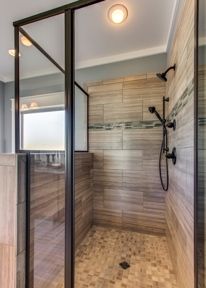 Foto di una grande stanza da bagno padronale american style con piastrelle grigie, piastrelle in ceramica, pavimento con piastrelle in ceramica e doccia ad angolo