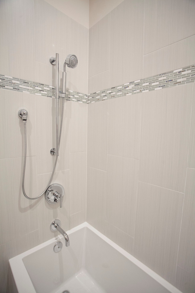 Réalisation d'une salle de bain minimaliste en bois foncé de taille moyenne avec une grande vasque, un placard à porte plane, un combiné douche/baignoire, WC à poser et un mur blanc.
