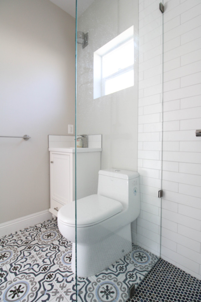 Idéer för små funkis vitt badrum med dusch, med luckor med infälld panel, vita skåp, en hörndusch, en toalettstol med hel cisternkåpa, vit kakel, beige väggar, klinkergolv i keramik, ett nedsänkt handfat, granitbänkskiva, vitt golv, med dusch som är öppen och keramikplattor