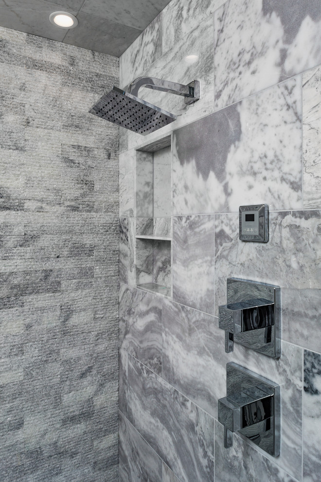 Immagine di una grande stanza da bagno padronale design con vasca freestanding, zona vasca/doccia separata, pareti grigie, pavimento in gres porcellanato, pavimento grigio e porta doccia a battente