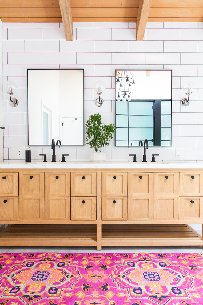 Exemple d'une salle de bain principale chic en bois clair avec un carrelage blanc, un carrelage métro, un mur blanc, un plan de toilette blanc et un placard à porte shaker.