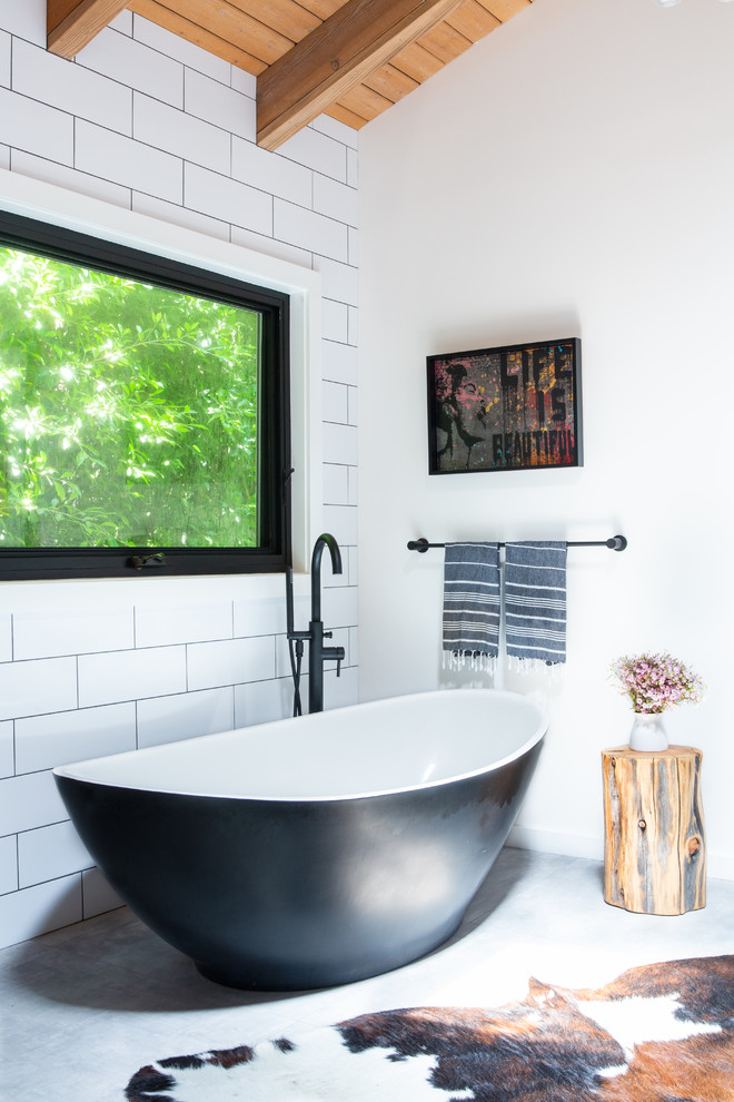Diseño de cuarto de baño principal clásico renovado con bañera exenta, baldosas y/o azulejos blancos, baldosas y/o azulejos de cemento, paredes blancas, suelo de cemento y suelo gris