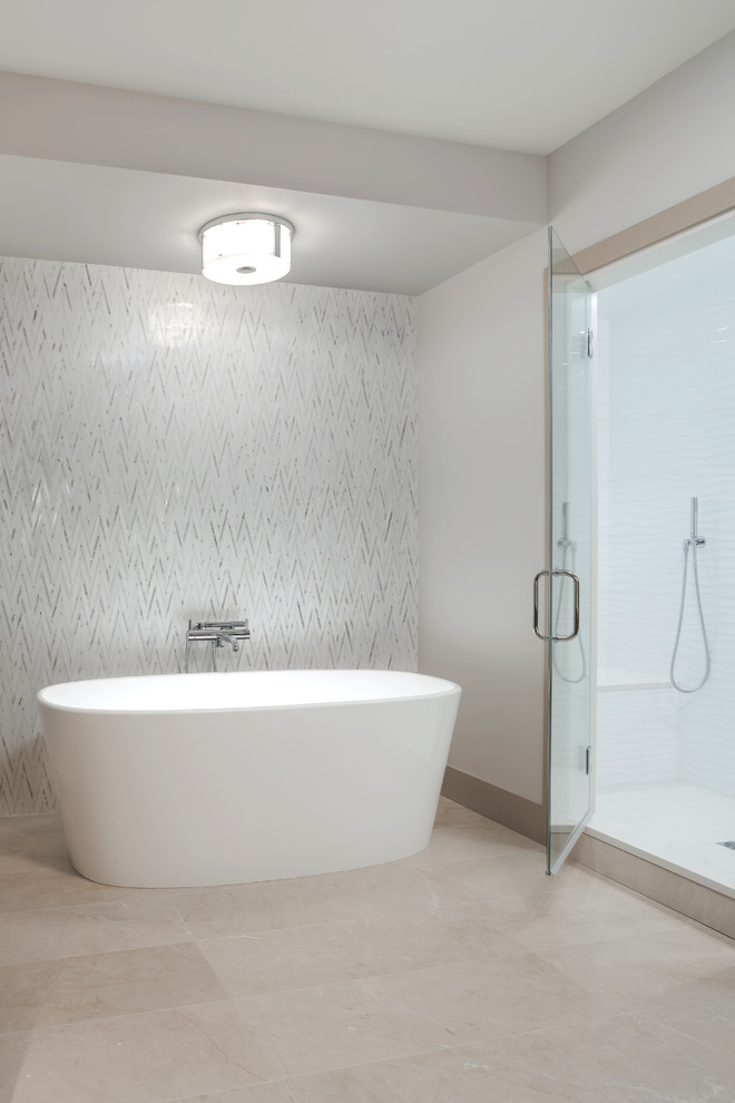 Пример оригинального дизайна: огромная главная ванная комната в современном стиле с плоскими фасадами, фасадами цвета дерева среднего тона, отдельно стоящей ванной, душем в нише, раздельным унитазом, белой плиткой, плиткой мозаикой, белыми стенами, полом из керамогранита, врезной раковиной и столешницей из кварцита