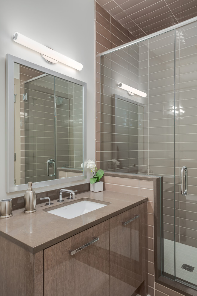 Foto de cuarto de baño contemporáneo con lavabo bajoencimera, armarios con paneles lisos, encimera de cuarzo compacto, aseo y ducha, ducha empotrada, baldosas y/o azulejos marrones, paredes blancas y encimeras marrones