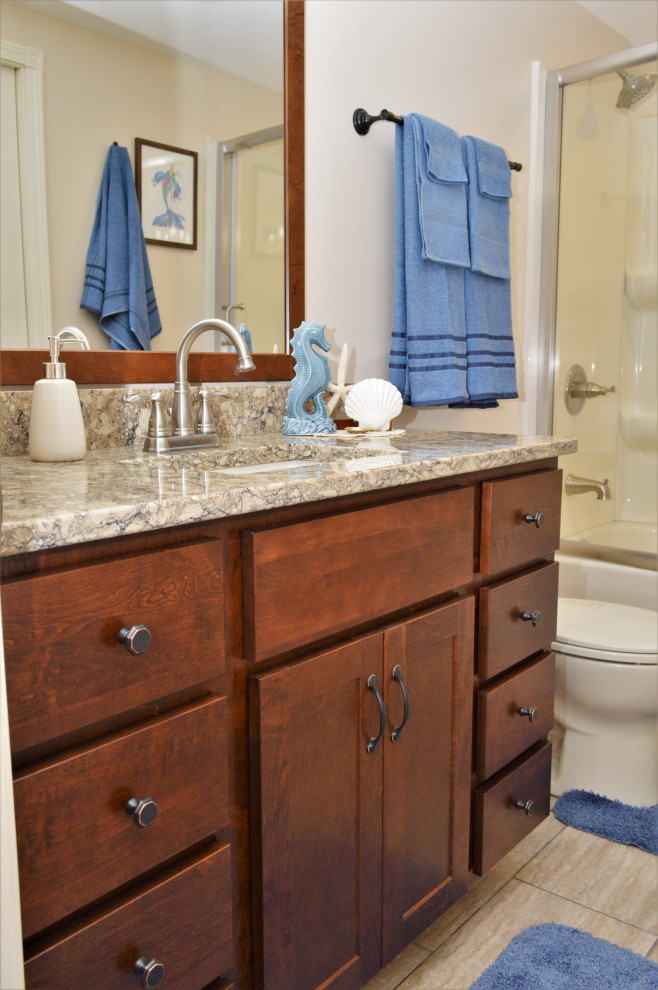 Foto på ett mellanstort vintage beige badrum för barn, med skåp i shakerstil, bruna skåp, ett badkar i en alkov, en dusch/badkar-kombination, vita väggar, klinkergolv i keramik, ett undermonterad handfat, bänkskiva i kvartsit, beiget golv och dusch med skjutdörr