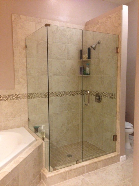 Exempel på ett mellanstort modernt en-suite badrum, med skåp i shakerstil, skåp i mellenmörkt trä, bänkskiva i akrylsten, beige kakel, porslinskakel, ett platsbyggt badkar, ett undermonterad handfat, rosa väggar och klinkergolv i porslin