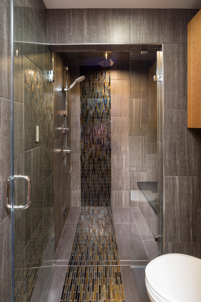 Diseño de cuarto de baño contemporáneo grande con ducha empotrada, baldosas y/o azulejos multicolor, azulejos en listel, paredes grises y suelo de baldosas de porcelana