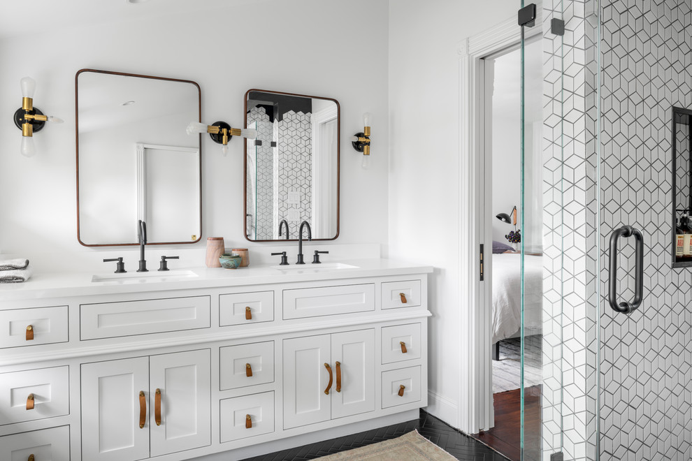 Cette image montre une salle de bain traditionnelle avec un placard à porte shaker, des portes de placard blanches, un carrelage blanc, mosaïque, un mur blanc, un lavabo encastré, un sol noir, un plan de toilette blanc et meuble double vasque.