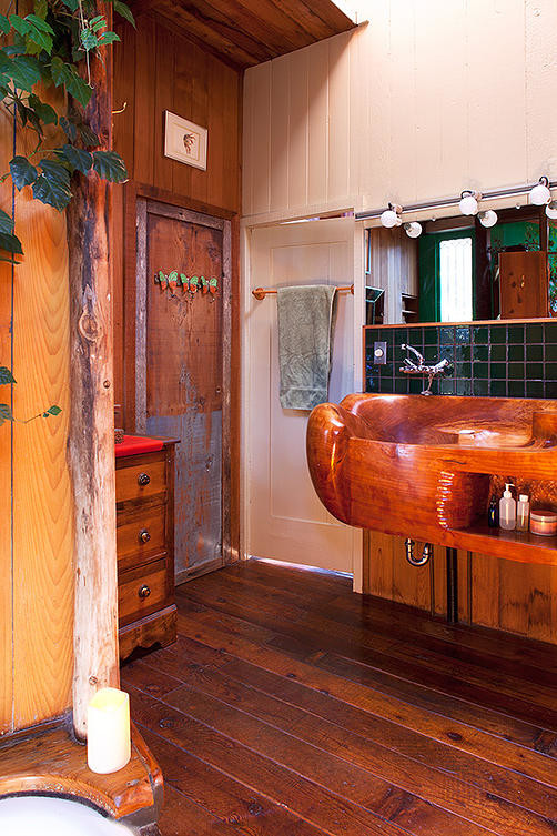 Inspiration för mellanstora rustika badrum med dusch, med ett väggmonterat handfat, möbel-liknande, skåp i mellenmörkt trä, träbänkskiva, ett hörnbadkar, en dusch i en alkov, en toalettstol med separat cisternkåpa, grön kakel, keramikplattor och mörkt trägolv
