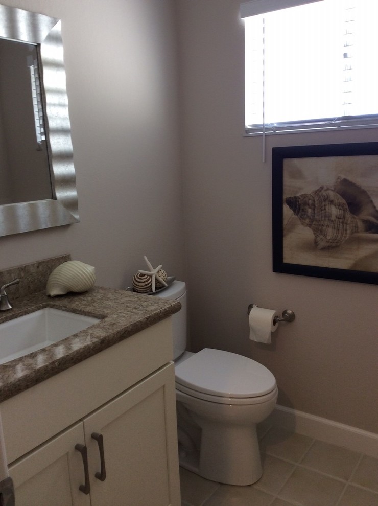 Idee per una stanza da bagno moderna con ante in stile shaker, ante bianche, pareti beige e lavabo sottopiano