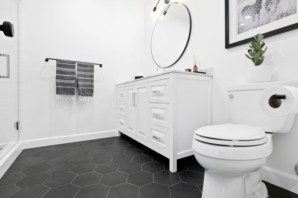 Idee per una stanza da bagno per bambini con piastrelle bianche, piastrelle diamantate, pavimento in gres porcellanato, top in quarzo composito e pavimento nero