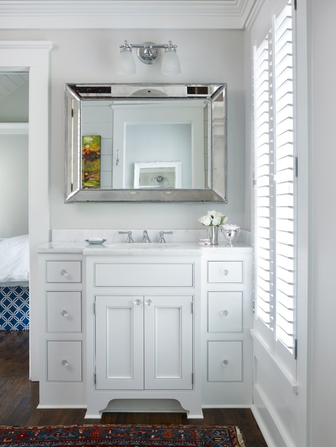 Foto på ett mellanstort vintage en-suite badrum, med luckor med infälld panel, vita skåp, grå kakel, vit kakel, stenhäll, grå väggar, mörkt trägolv, ett undermonterad handfat och marmorbänkskiva