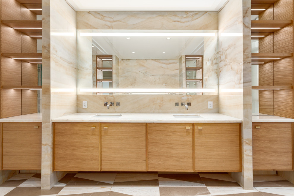 Idées déco pour une très grande salle de bain principale contemporaine en bois brun avec un placard à porte affleurante, une baignoire posée, une douche d'angle, WC à poser, un carrelage multicolore, mosaïque, un mur multicolore, un sol en marbre, un lavabo posé et un plan de toilette en onyx.