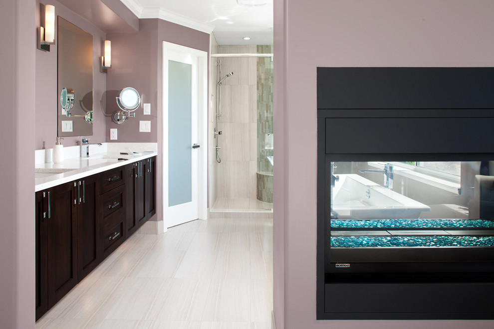 Klassisches Badezimmer mit Unterbauwaschbecken, Schrankfronten im Shaker-Stil, dunklen Holzschränken, freistehender Badewanne, Duschnische, farbigen Fliesen und Mosaikfliesen in Vancouver