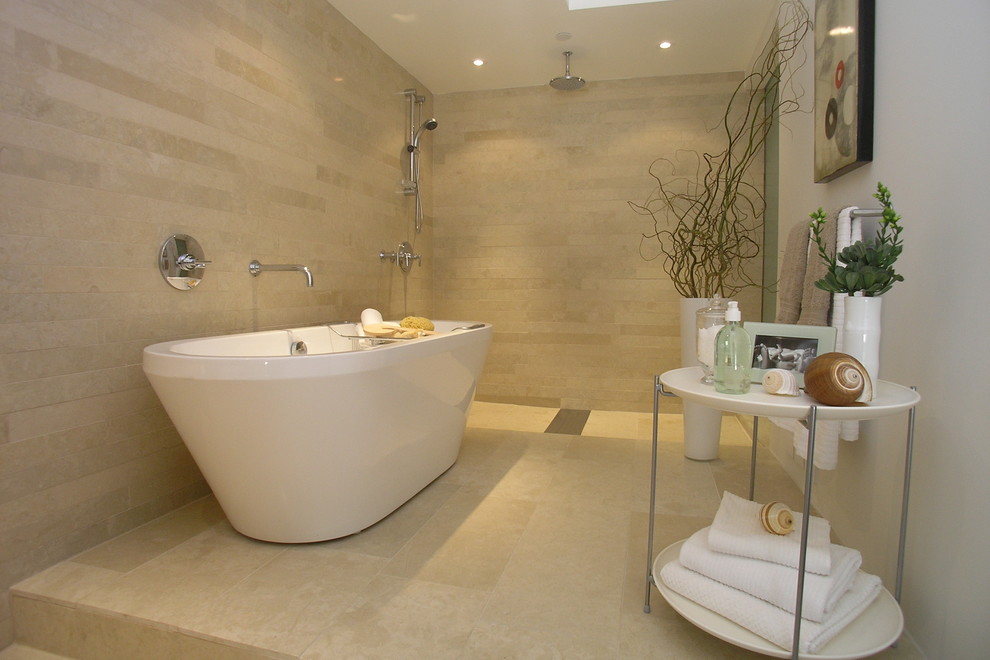 Idéer för funkis badrum, med ett fristående badkar, en öppen dusch, beige kakel och med dusch som är öppen