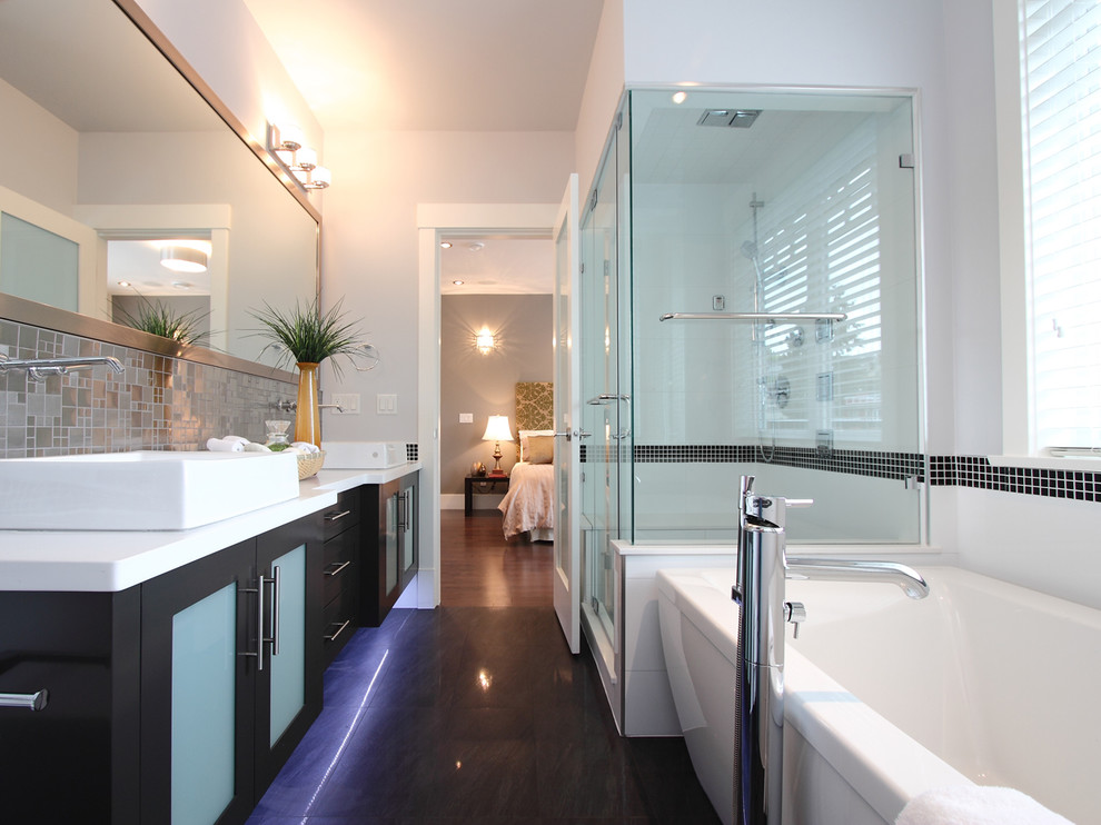 Идея дизайна: ванная комната в современном стиле с отдельно стоящей ванной и белой столешницей