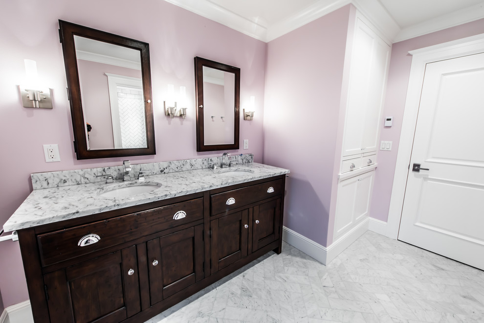 Пример оригинального дизайна: главная ванная комната среднего размера в классическом стиле с фасадами с выступающей филенкой, темными деревянными фасадами, угловой ванной, открытым душем, унитазом-моноблоком, черно-белой плиткой, мраморной плиткой, розовыми стенами, мраморным полом, накладной раковиной, мраморной столешницей и открытым душем
