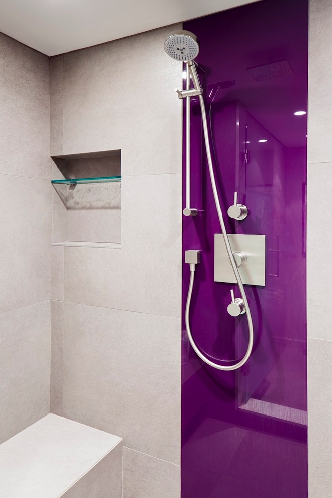 На фото: маленькая ванная комната в современном стиле с душем в нише для на участке и в саду с