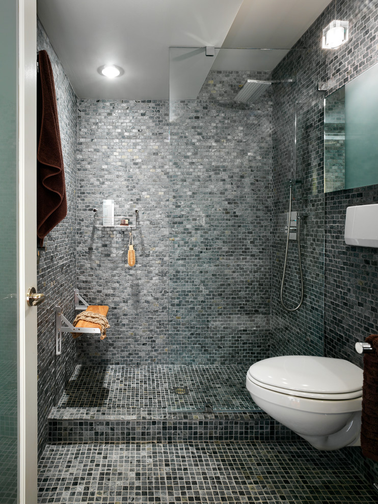 Пример оригинального дизайна: ванная комната в современном стиле с душем в нише, серой плиткой, плиткой мозаикой, полом из мозаичной плитки и серыми стенами