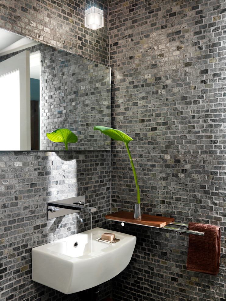 Cette photo montre une salle de bain tendance avec un mur gris, un lavabo suspendu, un carrelage gris, mosaïque et un sol en carrelage de terre cuite.