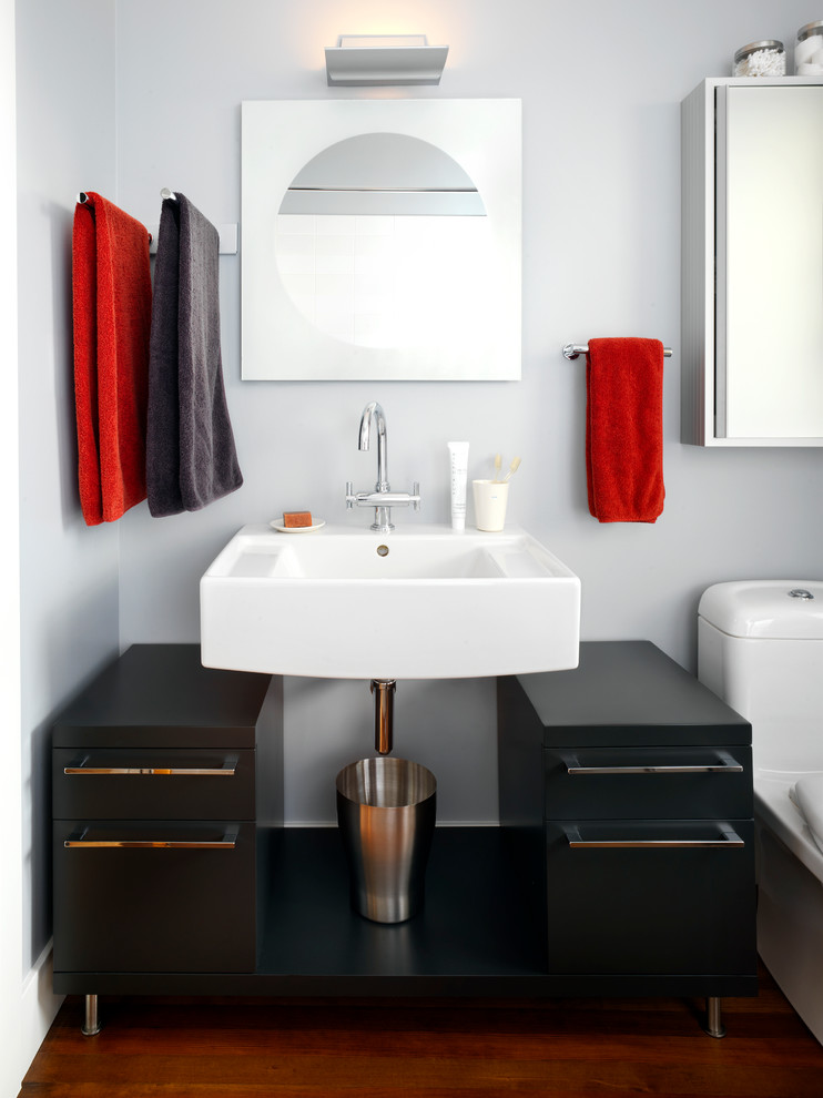 Ejemplo de cuarto de baño contemporáneo con lavabo suspendido y paredes blancas