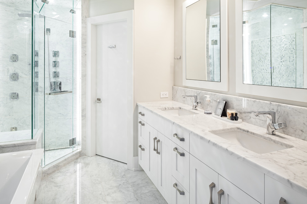 Inspiration för moderna en-suite badrum, med skåp i shakerstil, vita skåp, ett fristående badkar, en hörndusch, vit kakel, stenkakel, grå väggar, marmorgolv, marmorbänkskiva och ett undermonterad handfat