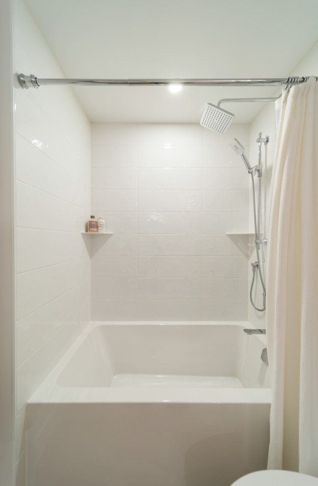 Inspiration för ett litet lantligt beige beige en-suite badrum, med skåp i shakerstil, vita skåp, ett badkar i en alkov, en dusch/badkar-kombination, en toalettstol med hel cisternkåpa, vit kakel, keramikplattor, vita väggar, mellanmörkt trägolv, ett undermonterad handfat, bänkskiva i kvarts, brunt golv och dusch med duschdraperi
