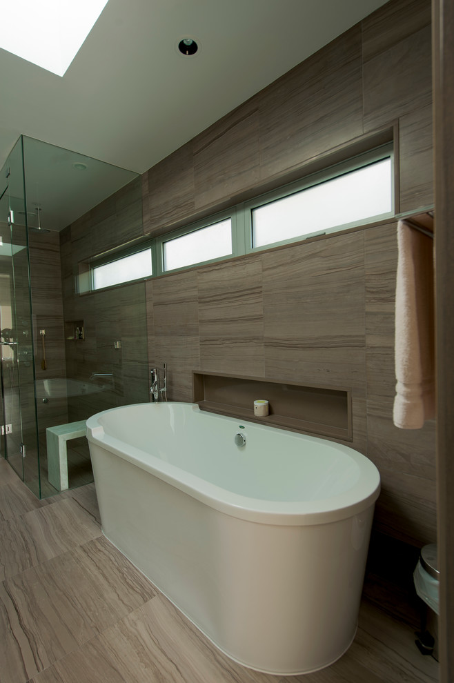 Cette image montre une salle de bain principale minimaliste en bois foncé avec un placard à porte plane, une baignoire indépendante, une douche d'angle et un lavabo encastré.