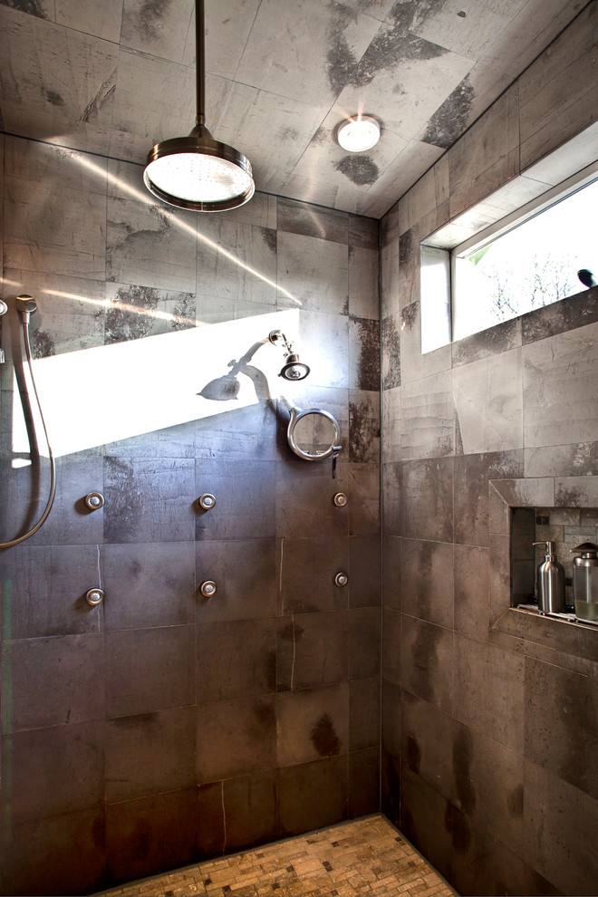 Diseño de cuarto de baño contemporáneo con baldosas y/o azulejos grises y ventanas
