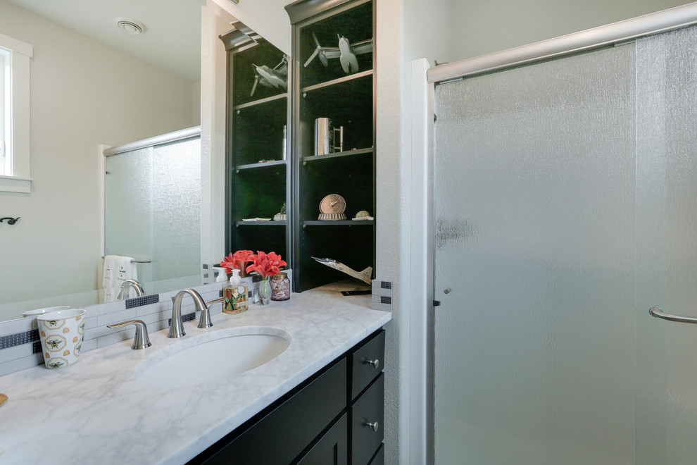 Foto de cuarto de baño de estilo americano pequeño con ducha empotrada y paredes beige