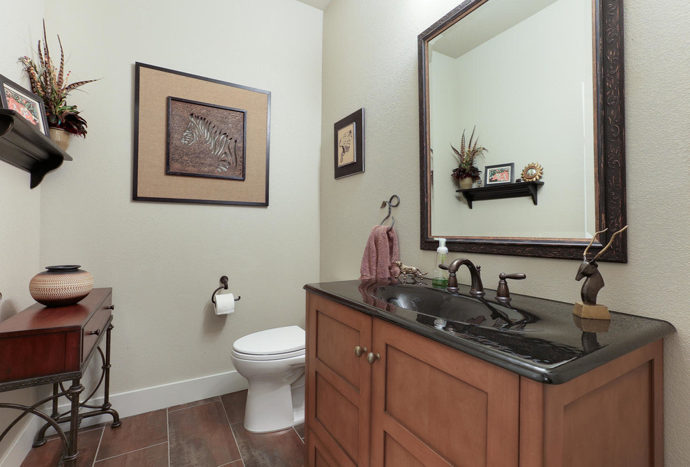 Foto di una piccola stanza da bagno con doccia stile americano con lavabo integrato e pareti beige