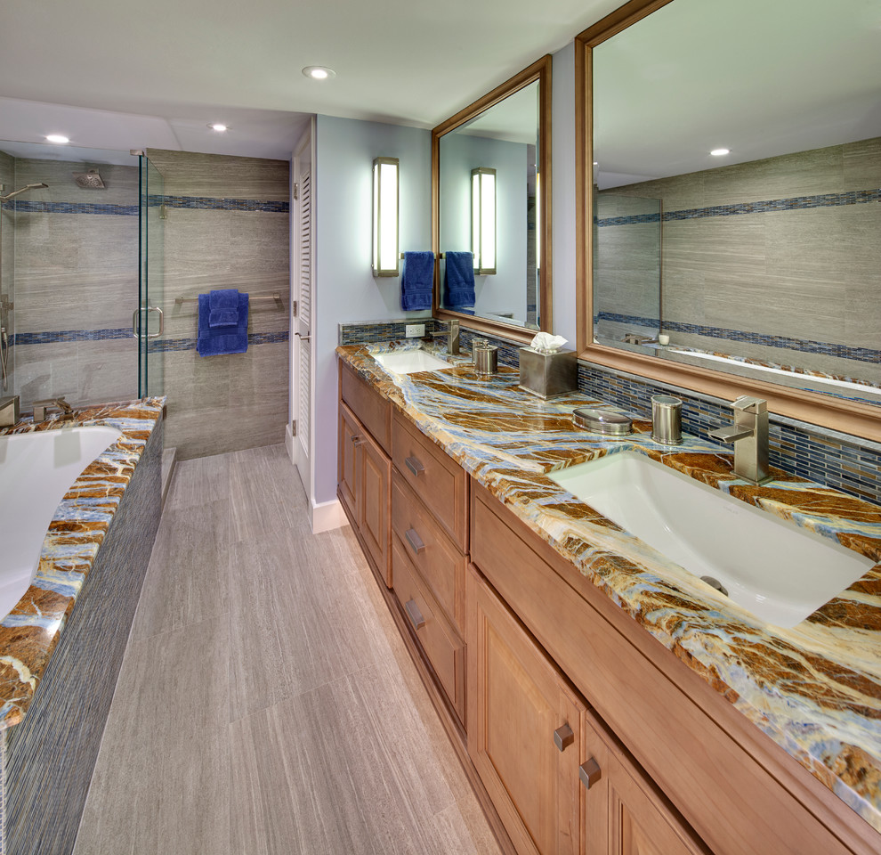Modernes Badezimmer mit Unterbauwaschbecken, profilierten Schrankfronten, hellbraunen Holzschränken, Unterbauwanne, Eckdusche und grauen Fliesen in Miami