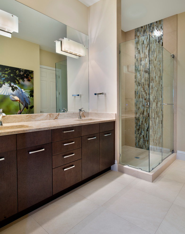 Cette photo montre une grande salle de bain principale tendance en bois foncé avec un placard à porte plane, une douche d'angle, un mur beige et un lavabo encastré.