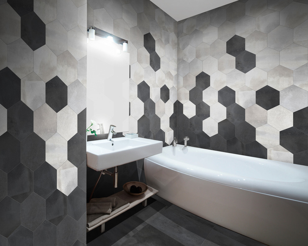 Стильный дизайн: большая ванная комната в стиле модернизм с подвесной раковиной, угловой ванной, разноцветной плиткой, керамогранитной плиткой, разноцветными стенами, полом из керамогранита и фасадами островного типа - последний тренд