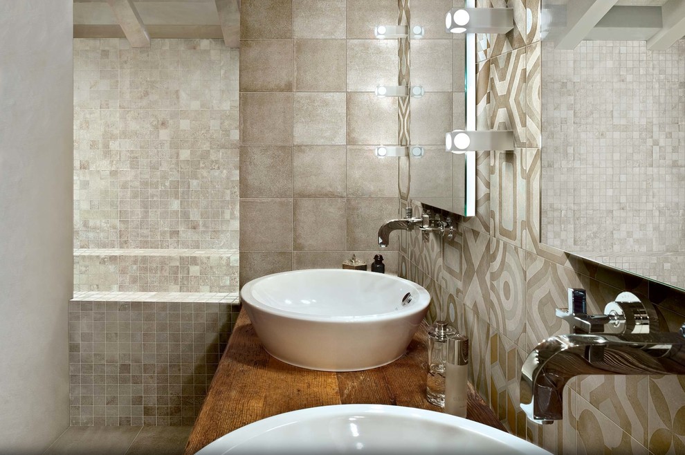 Ispirazione per una stanza da bagno mediterranea con top in legno, piastrelle beige, piastrelle in ceramica e pareti beige