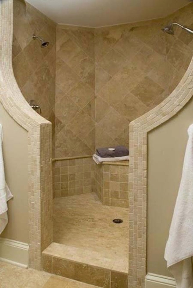 На фото: большая ванная комната в средиземноморском стиле с двойным душем, коричневой плиткой и коричневыми стенами