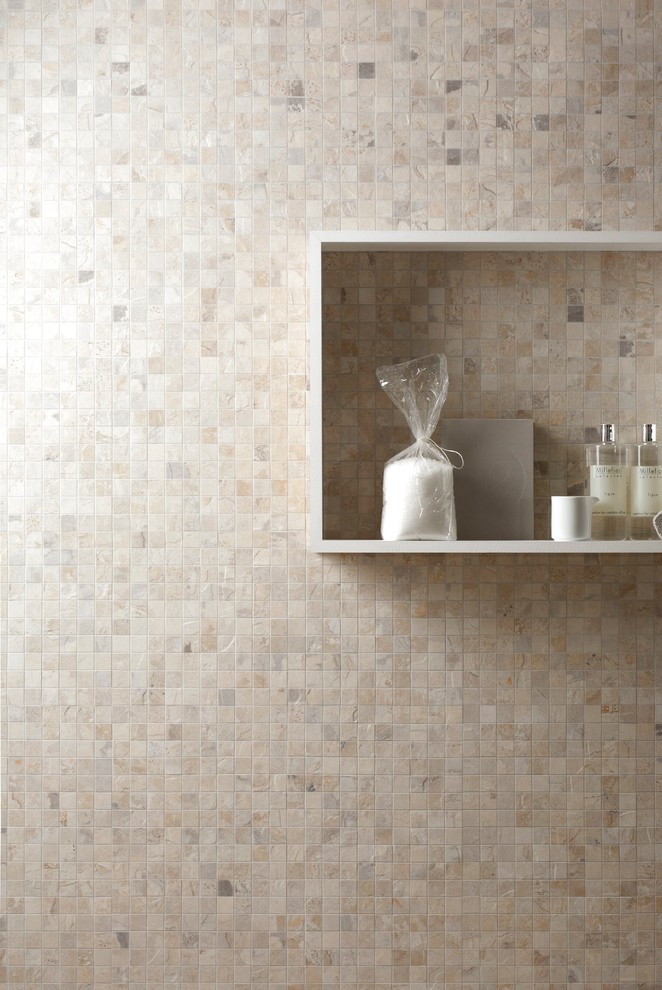 Immagine di una stanza da bagno design con top piastrellato e piastrelle beige