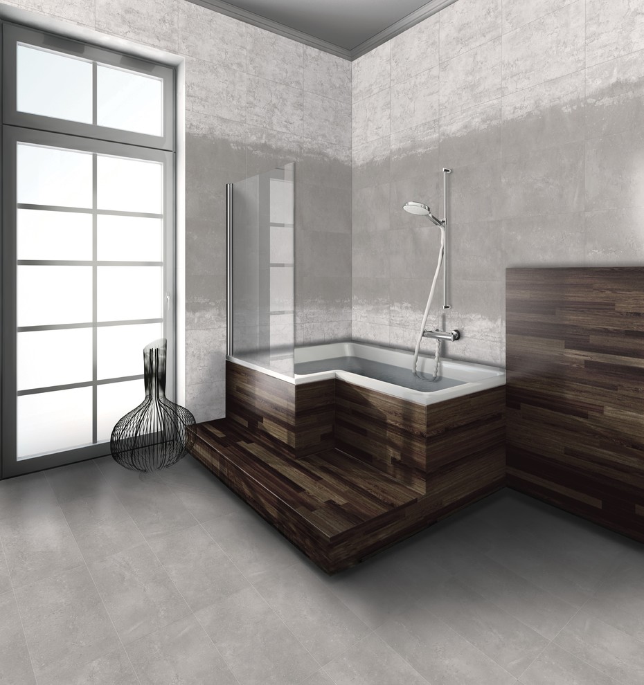 Esempio di una grande stanza da bagno padronale moderna con vasca ad angolo, vasca/doccia, pareti grigie, parquet chiaro, pavimento grigio e porta doccia a battente