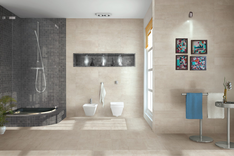 Idée de décoration pour une grande salle de bain principale design avec une douche d'angle, WC suspendus, un carrelage gris, mosaïque, un mur beige, un sol en carrelage de céramique, un sol beige et une cabine de douche à porte battante.
