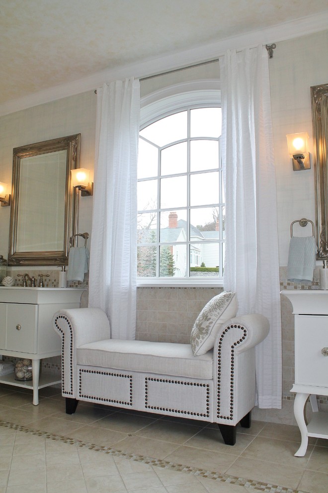 Пример оригинального дизайна: большая главная ванная комната в классическом стиле с плоскими фасадами, белыми фасадами, отдельно стоящей ванной и серыми стенами