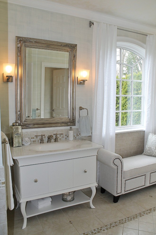 Exempel på ett stort klassiskt en-suite badrum, med grå väggar