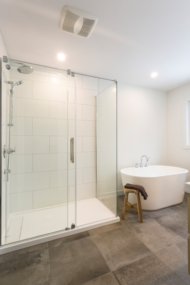 Idéer för stora skandinaviska en-suite badrum, med släta luckor, skåp i ljust trä, ett fristående badkar, en hörndusch, klinkergolv i porslin, ett integrerad handfat, bänkskiva i akrylsten, grått golv och dusch med gångjärnsdörr