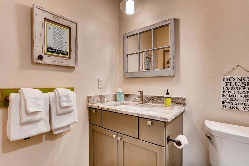 Klassisk inredning av ett mellanstort grå grått badrum med dusch, med skåp i shakerstil, beige skåp, en dusch i en alkov, beige väggar, ett undermonterad handfat, bänkskiva i kvarts och dusch med gångjärnsdörr