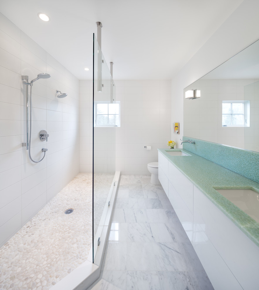 ポートランドにあるコンテンポラリースタイルのおしゃれな浴室 (ダブルシャワー、ターコイズの洗面カウンター) の写真